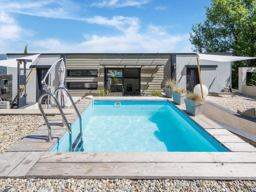 Photo de Modern villa with private pool